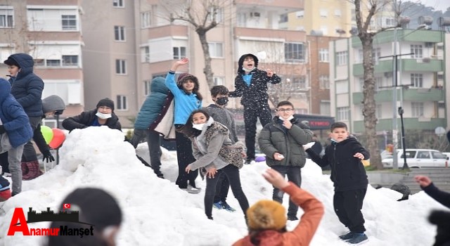 Anamur Belediyesi’nden Öğrencilere Karlı Karne Sürprizi