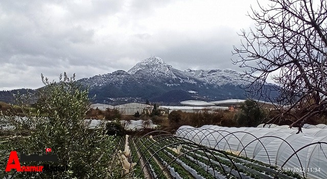 Anamur'a  uzun bir aradan sonra kar yağdı