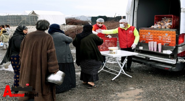 Büyükşehir’den Mevsimlik Tarım İşçilerine Çorba, Çocuklara Süt İkramı