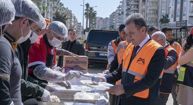 Başkan Seçer,İşçilerle Şantiyede Yemek Yedi