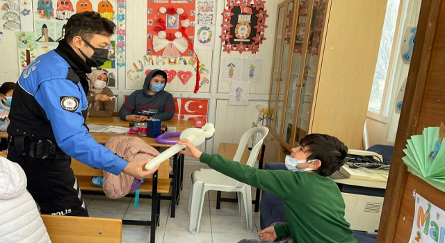 Toplum Destekli Polis Memuru Düzel; "Herşey Bir Gülücük İçindir "