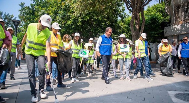 Başkan Seçer, Çevre Konusunda Farkındalık Yaratmak Amacıyla Özel Bireylerle Atatürk Caddesi’ni Temizledi