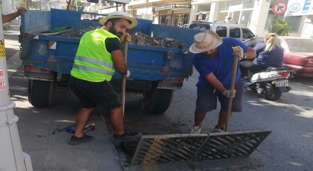 Mersin Büyükşehir Anamur'da Ani Sel Baskınlarını Önlemek İçin Mazgalları Temizliyor