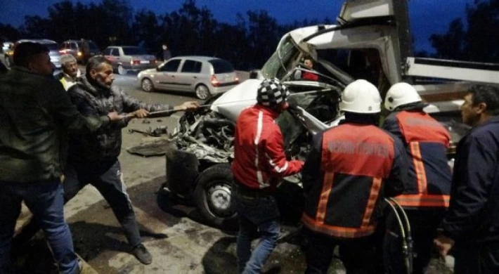 ​Otomobil karşı şeride geçip kamyonete çarptı: 1 ölü, 3 yaralı