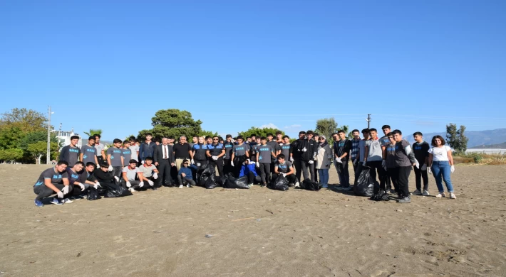 Anamur’da Cumhuriyet’in 100. Yıl etkinlikleri kapsamında öğrencilerden sahil temizliği