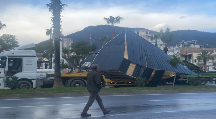 Anamur'da Konteynır Yüklü Tır Üst Geçide Çarptı