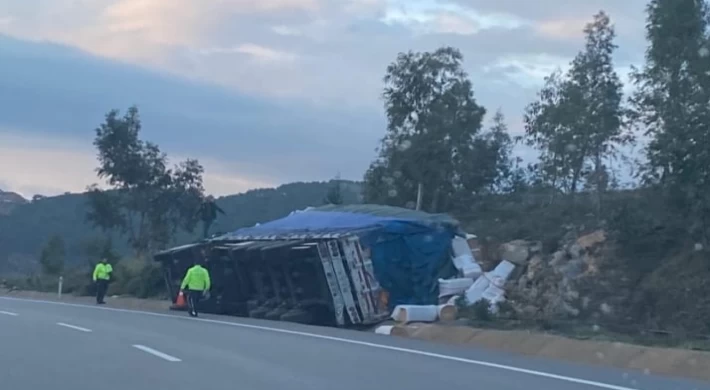 Anamur'da Saman Yüklü Kamyon Devrildi