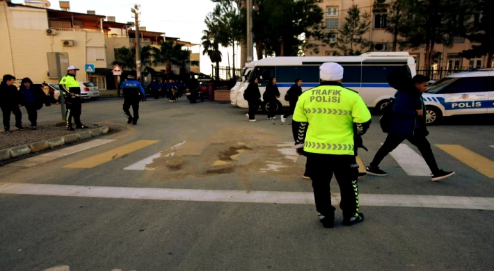 Bozyazı'da Okul Giriş ve Çıkışlarında Polis Denetimi