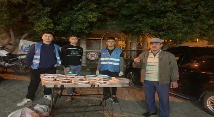 Anamur Ülkü Ocakları Regaip Kandilinde Tatlı İkram Ettiler