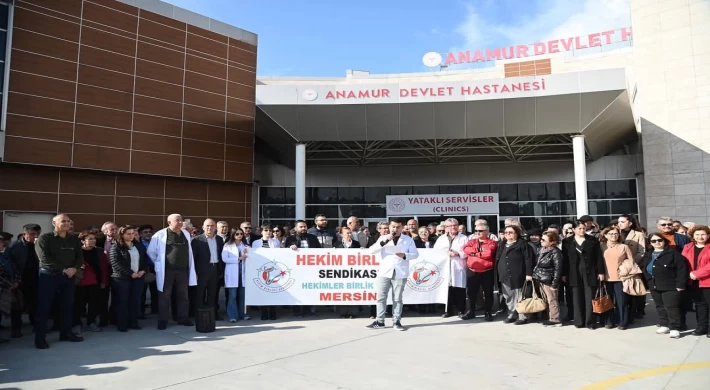 Doktorlar ve Sağlık Çalışanları Anamur Devlet Hastanesi Önünde Basın Açıklaması Yaptı