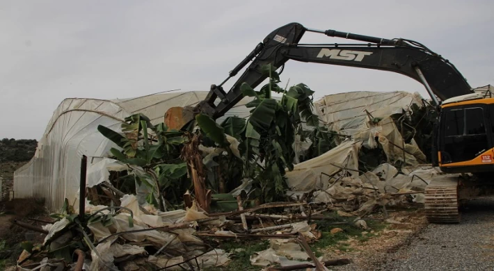 Bozyazı’da Kaçak Yapılar ve Seralar Yıkılıyor
