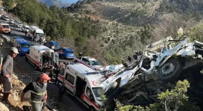 Anamur’da Feci Kaza: Minibüs Devrildi, 3 Kişi Hayatını Kaybetti, 11 Yaralı