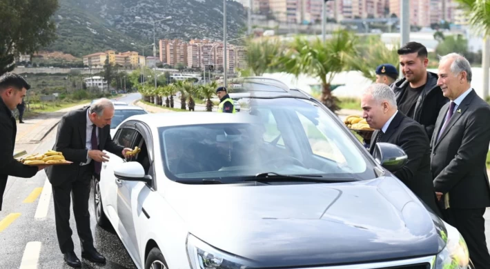 Başkan Deniz ve Protokolden Bayram Mesaisi: Yolculara Hem Uyarı Hem Muz İkram