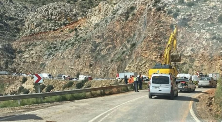 D-400 Karayolu’nda Yol Çöktü: Ulaşım Aksadı, Trafik Kontrollü Sağlanıyor