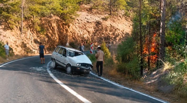 Anamur Kaş Yaylası Yolunda Kafa Kafaya Çarpışma: Otomobil Alev Aldı, 3 Kişi Yaralandı