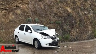 Bozyazı'da Trafik Kazası, Otomobil Tırın Altına Girdi