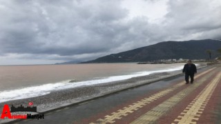 ​Bozyazı`da deniz kahverengiye döndü