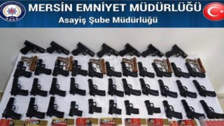 Mersin'de Çoraplara Sarılı 40 Adet Kaçak Silahlara El Konuldu