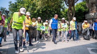 Başkan Seçer, Çevre Konusunda Farkındalık Yaratmak Amacıyla Özel Bireylerle Atatürk Caddesi’ni Temizledi