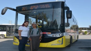 Maaşını otobüste unutulan Zeliha teyzenin imdadına kadın şoför yetişti