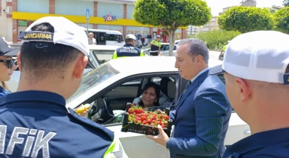 Anamur’da Trafik Haftasında Sürücülere Muz ve Çilek İkramı