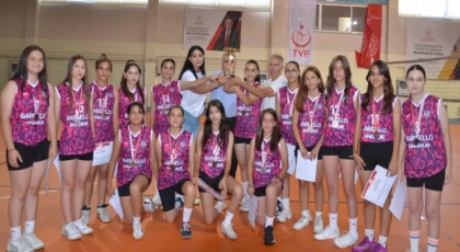 Anamur Akademi Spor Kulübü Mersin Midi Kızlar Voleybol Ligi’nde 3. Oldu !