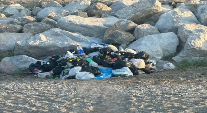 ANAMUR SAHİLİNDE ÇÖP TEPKİSİ: “BU KASITLI MI YAPILIYOR ?”