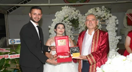 Deniz Ailesinin Mutlu Günü ; Fazilet Deniz ile Mehmet Gürüz Görkemli Bir Törenle Dünyaevine Girdi