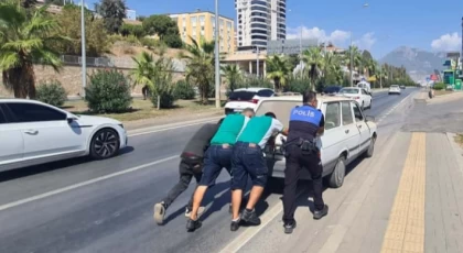 Anamur’da Yakıtı Biten Araca Polis Memurundan Anlamlı Destek