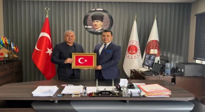 Başsavcı Tanju Çatlı’ya Anlamlı Ziyaret: Türk Sağlık-Sen’den Türk Bayrağı Hediyesi