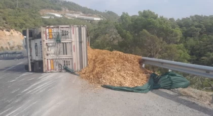 Anamur Bozdoğan Mevkiinde Toprak Yüklü Tır Devrildi ; 2 Kişi Yaralandı