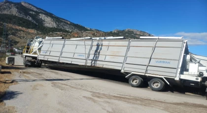 Anamur Karadere Mahallesi’nde TIR Kazası: Mobil Beton Santrali Taşıyan Araç Yan Yattı